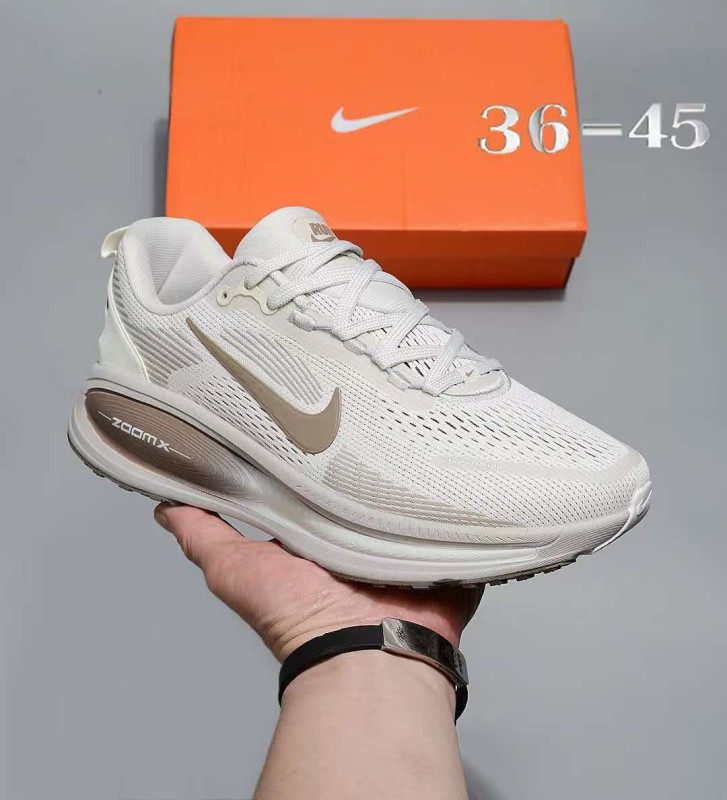 NIKE VOMERO18 BROWN 43